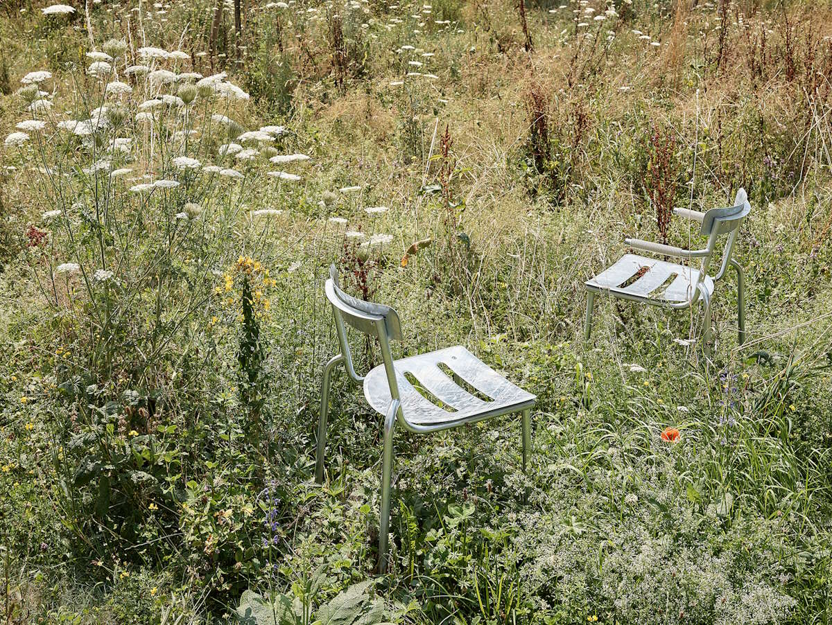 Embru-Park-Chair-Armchair-Feuerverzinkt-Wiese-hoch